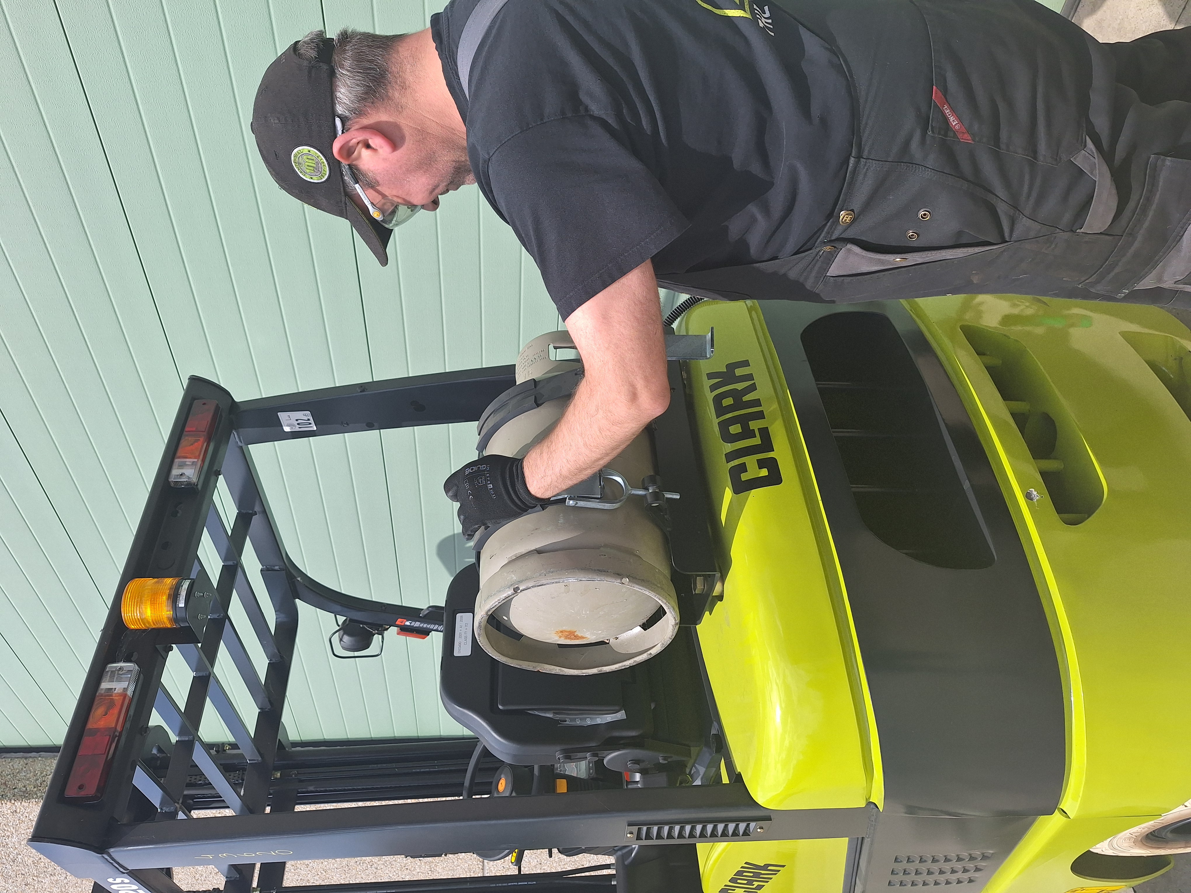 Vervangen van een gasfles op een heftruck